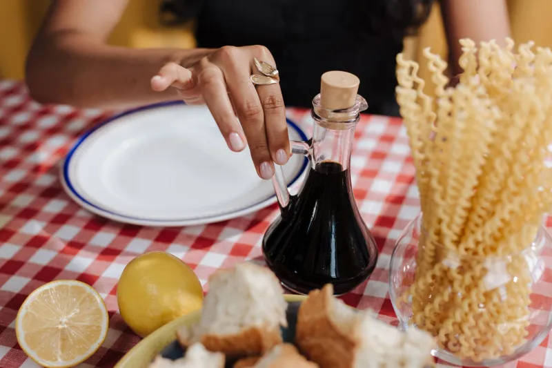 Dalla cucina alla beauty routine: i rimedi della nonna che la scienza ha rivalutato (e quelli da dimenticare)